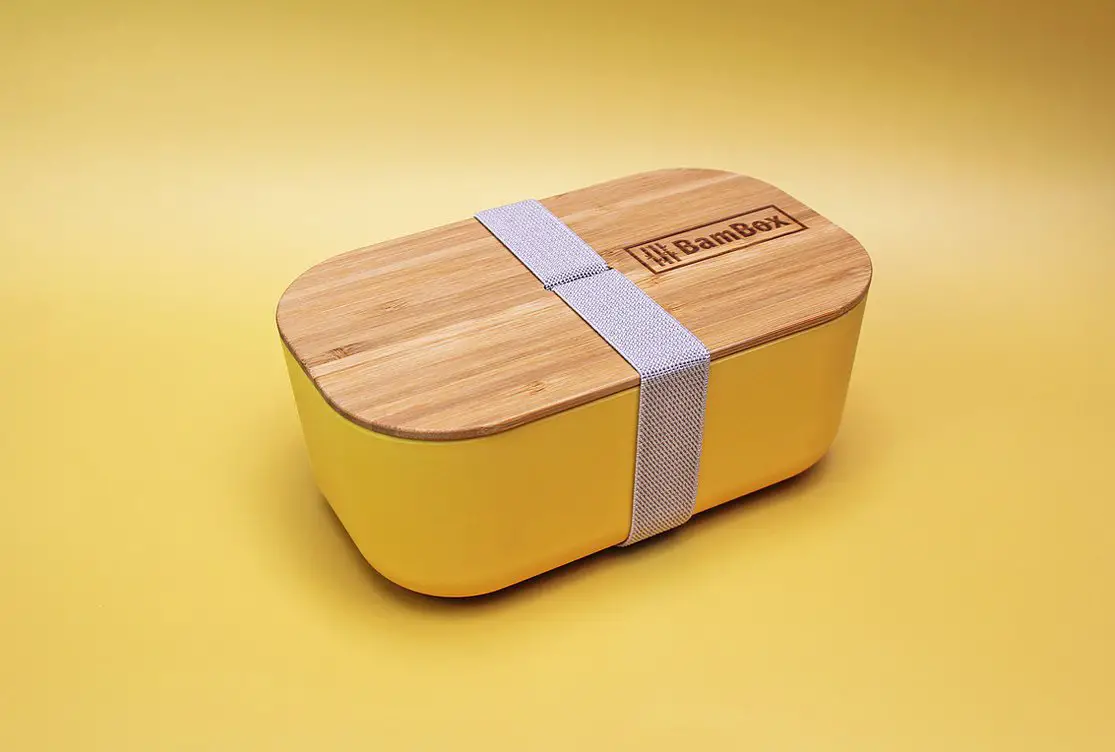https://www.greenerlyfe.com/wp-content/uploads/2021/07/bambox-microwavable-bamboo-lunch-box-1-1L-yellow-grey-strap.jpg